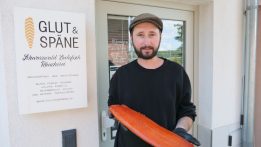 Portrait Micha Iris Huber V2 FocusFillWzEyODAsNzIwLCJ5IiwxMjBd